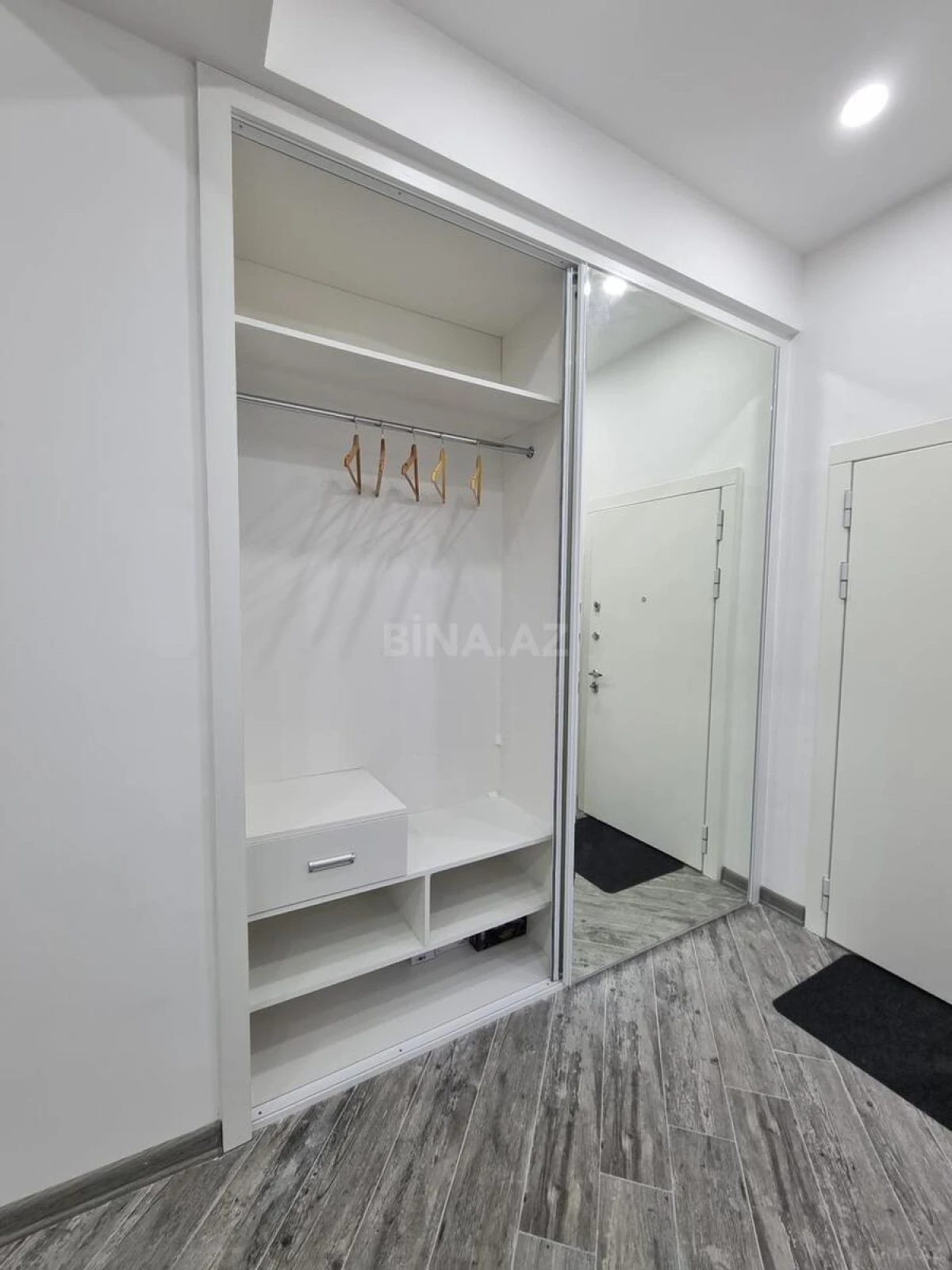 Satılır 2 otaqlı mənzil 93 m²