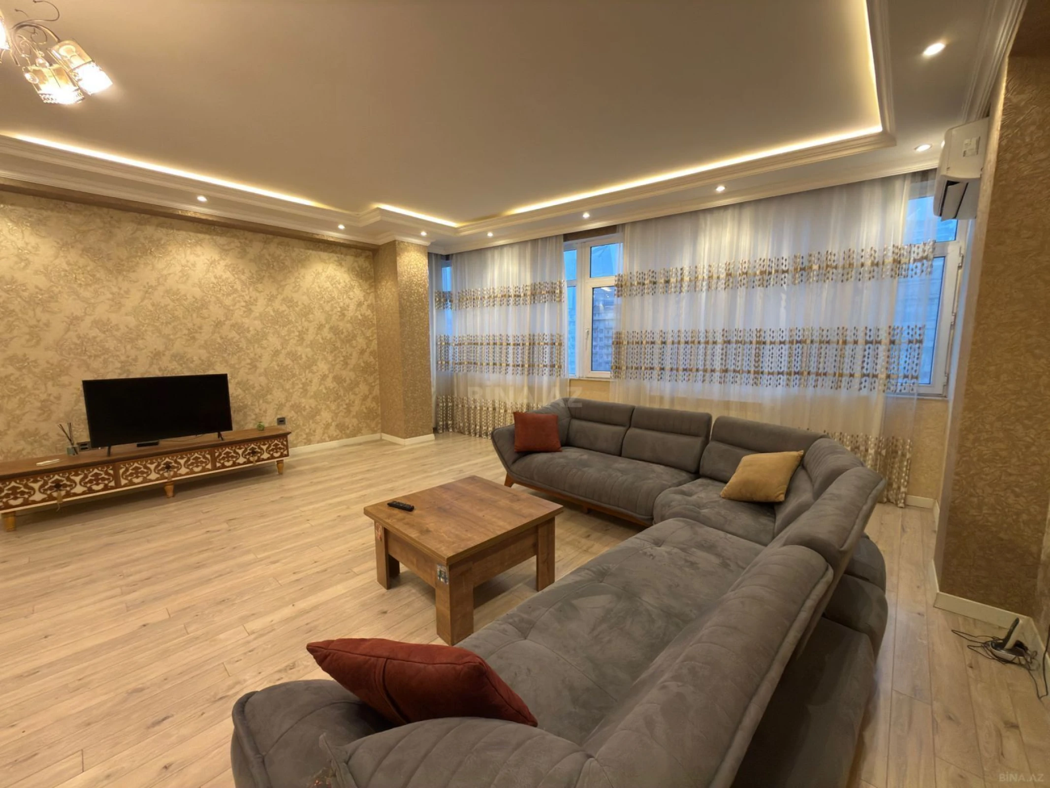 Kirayə verilir 3 otaqlı mənzil 175 m²