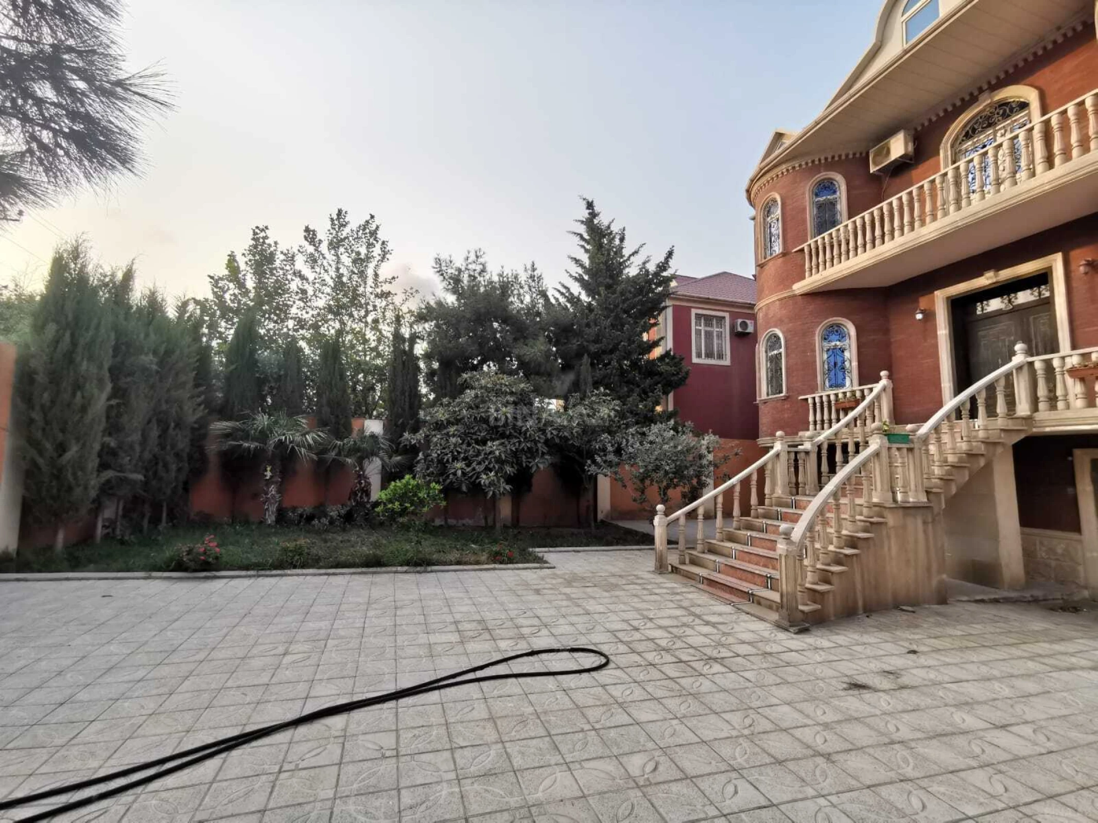 Satılır 7 otaqlı həyət evi 400 m²