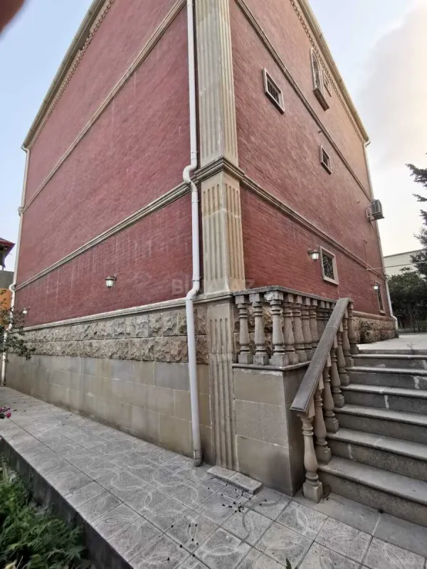 Satılır 7 otaqlı həyət evi 400 m²