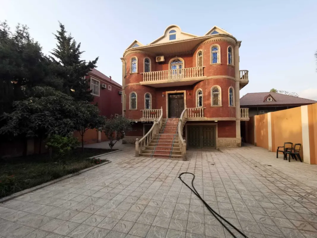 Satılır 7 otaqlı həyət evi 400 m²