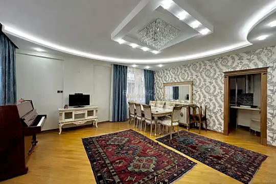 Satılır 3 otaqlı mənzil 125 m²