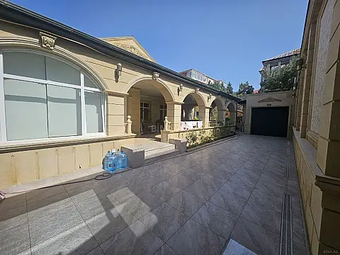Satılır 6 otaqlı həyət evi 400 m²