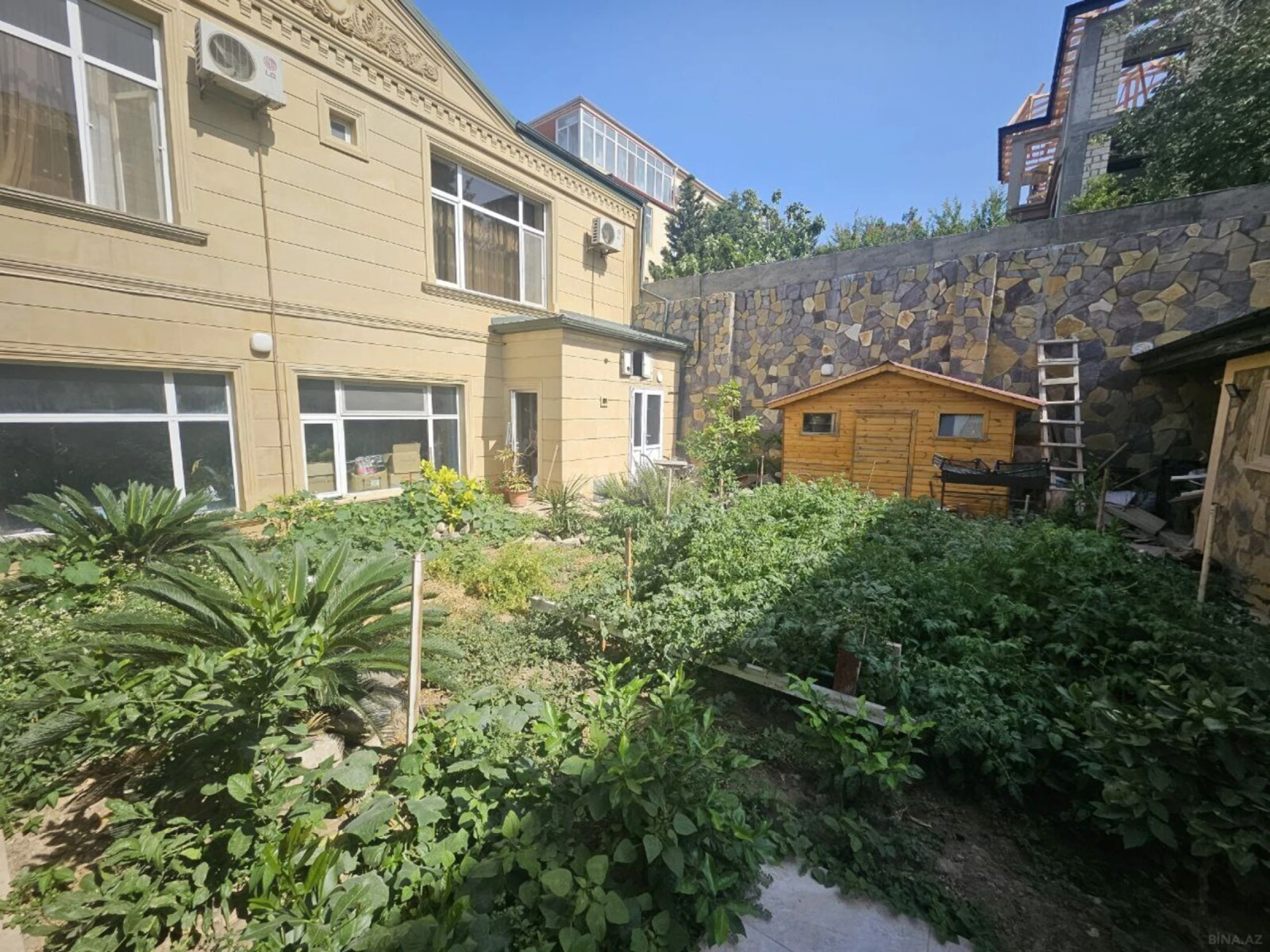 Satılır 6 otaqlı həyət evi 400 m²