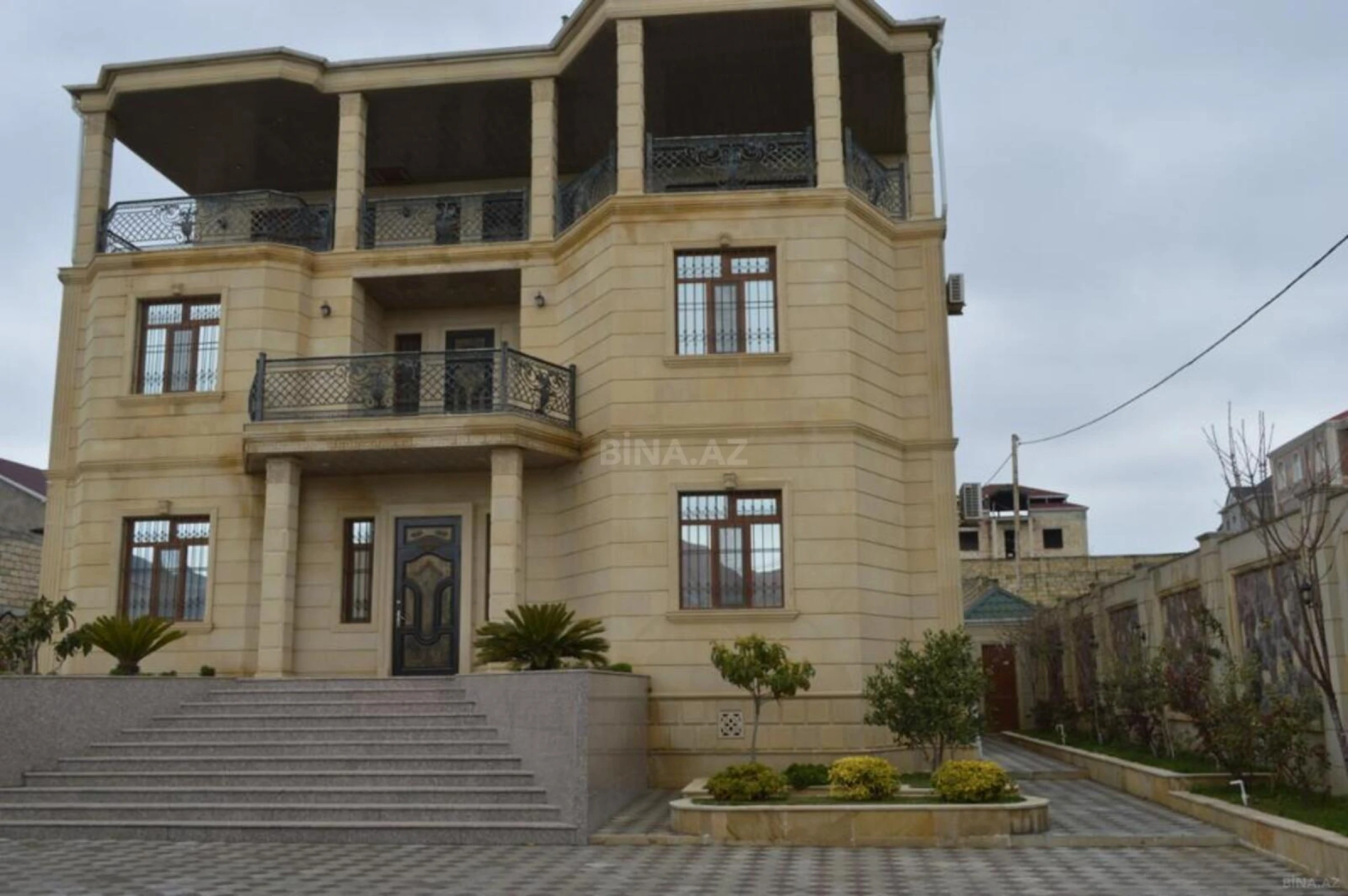 Satılır 10 otaqlı həyət evi 600 m²