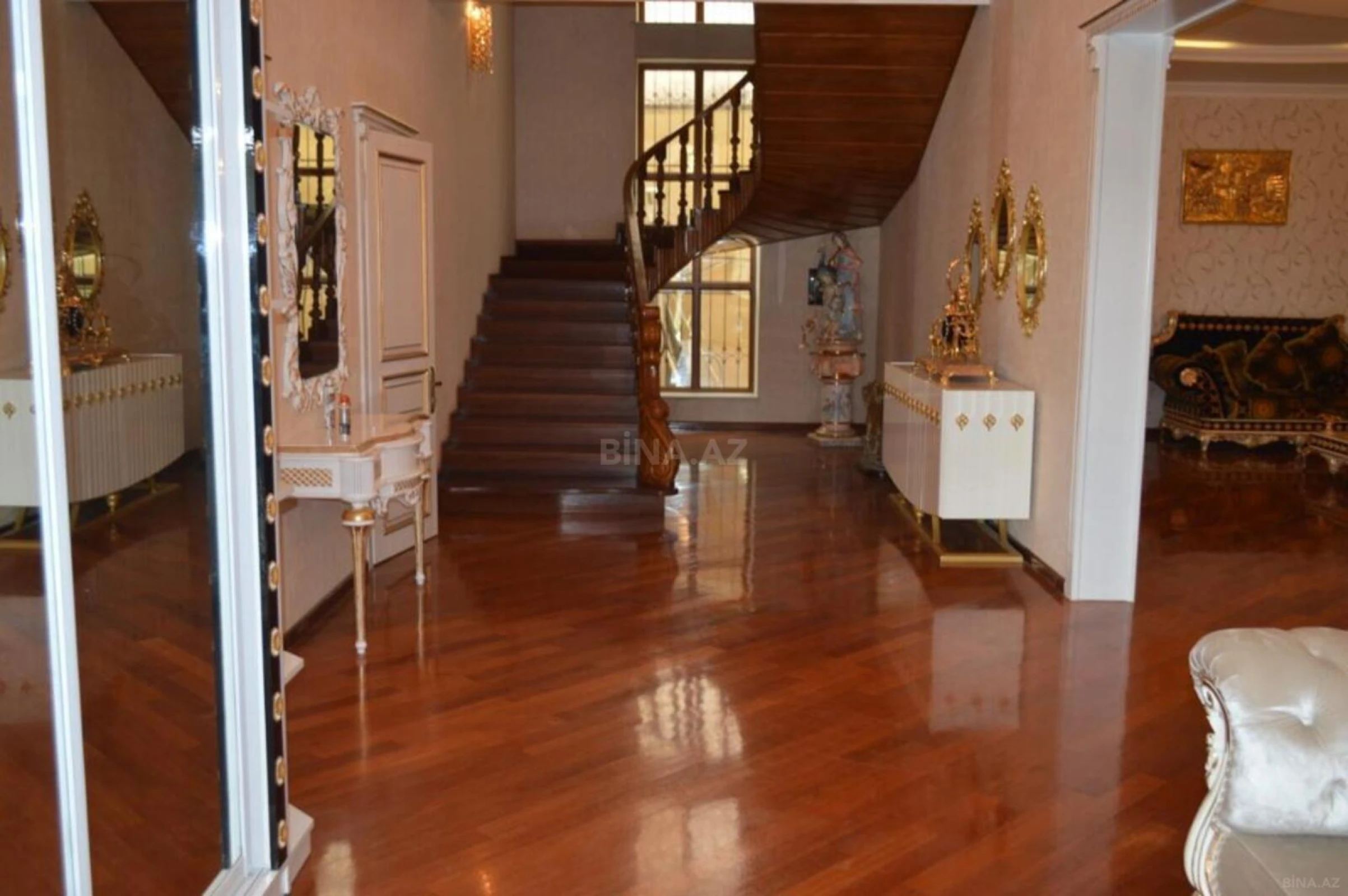 Satılır 10 otaqlı həyət evi 600 m²