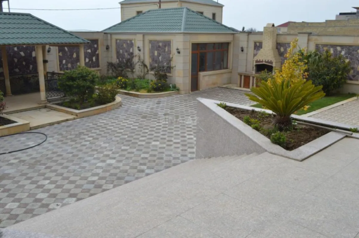 Satılır 10 otaqlı həyət evi 600 m²