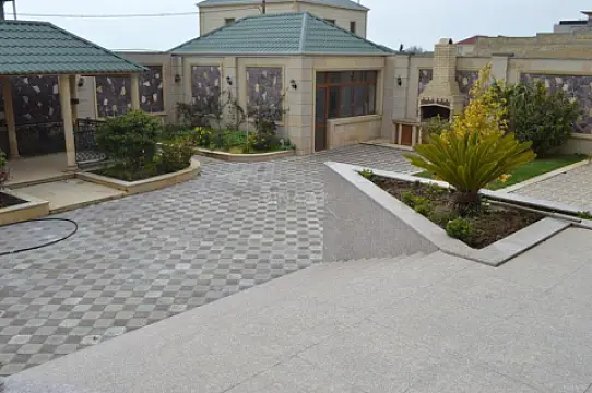 Satılır 10 otaqlı həyət evi 600 m²