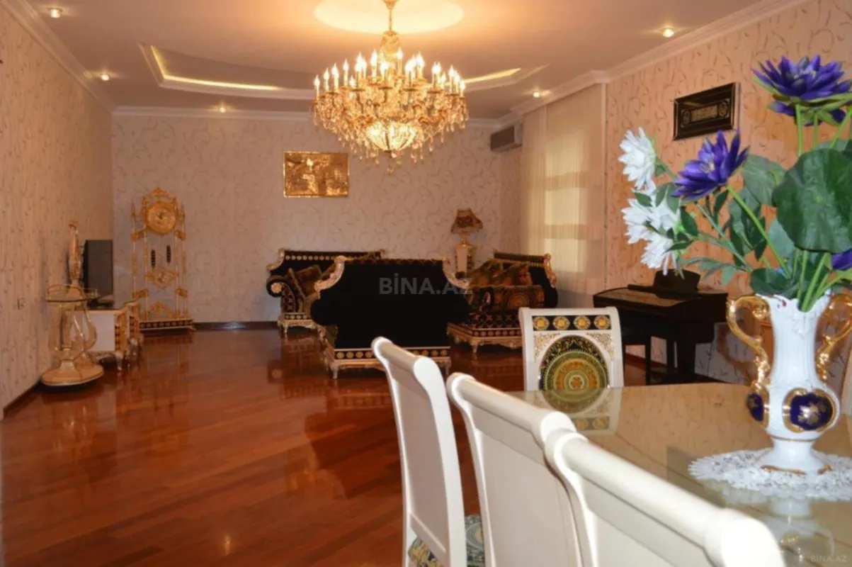 Satılır 10 otaqlı həyət evi 600 m²