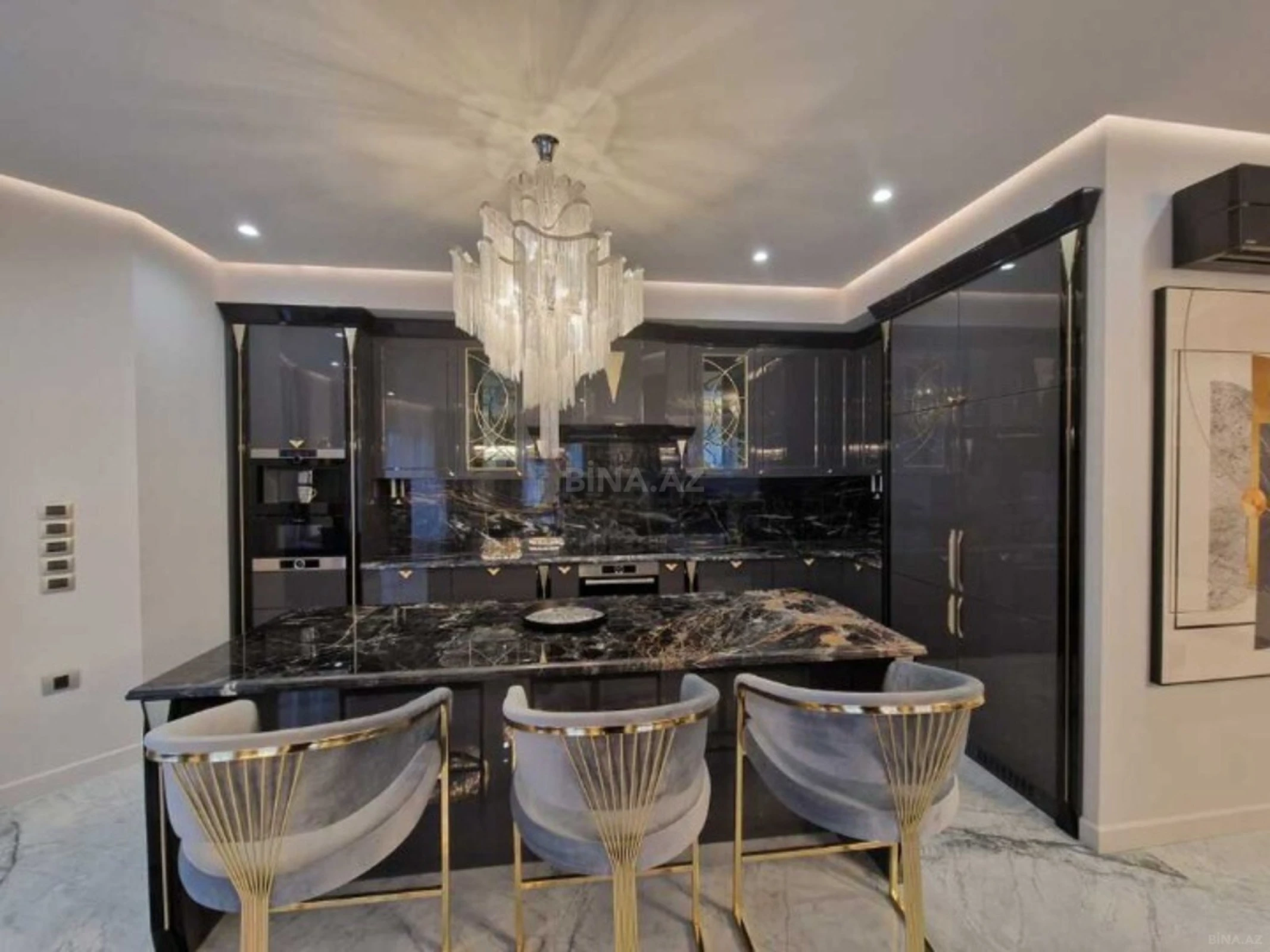 Satılır 4 otaqlı mənzil 209 m²