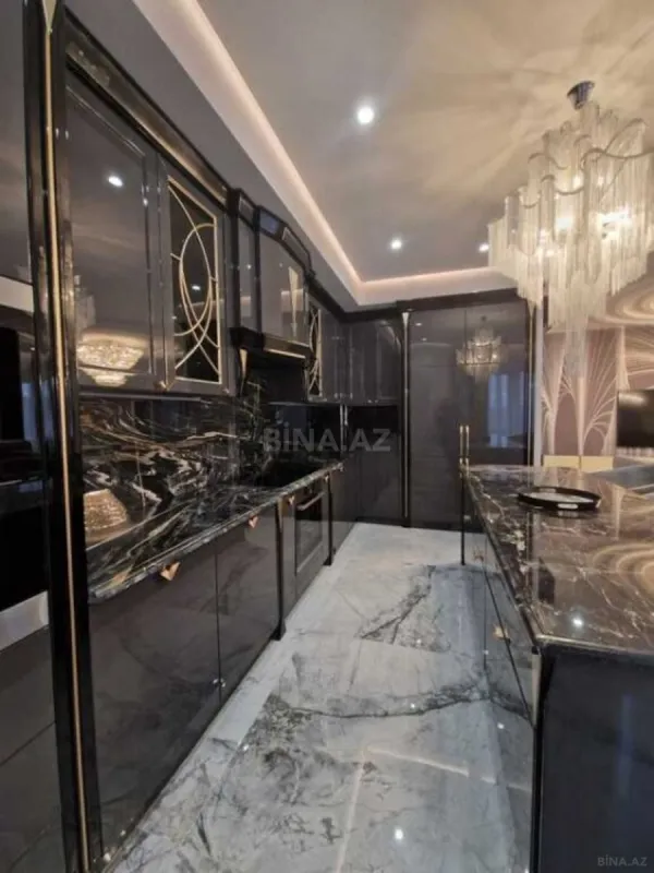 Satılır 4 otaqlı mənzil 209 m²