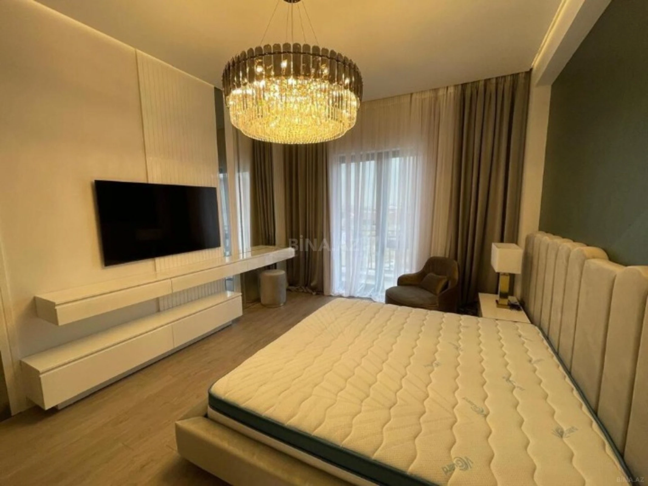 Satılır 4 otaqlı mənzil 209 m²