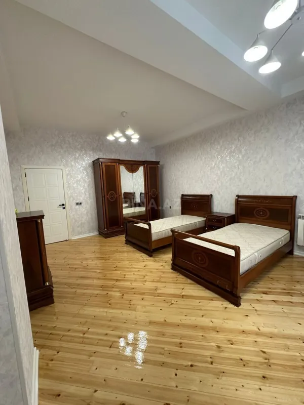 Satılır 10 otaqlı həyət evi 565 m²