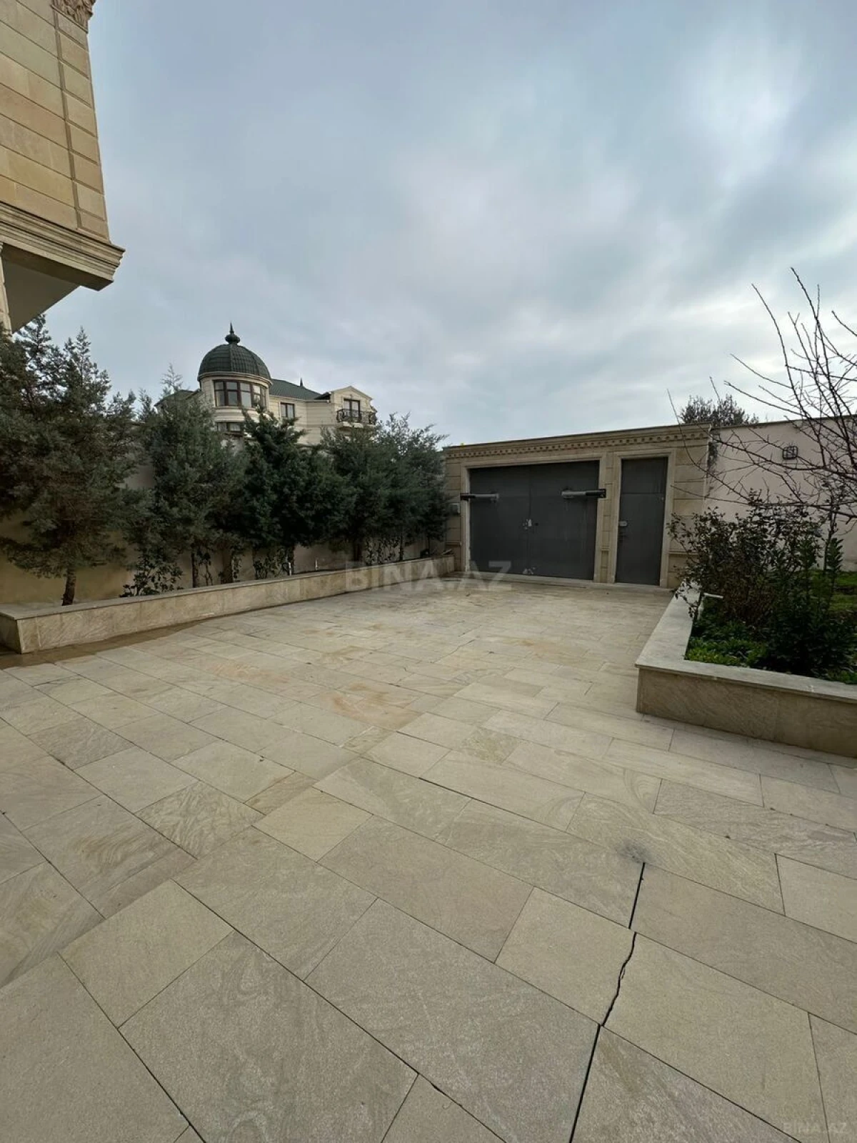 Satılır 10 otaqlı həyət evi 565 m²