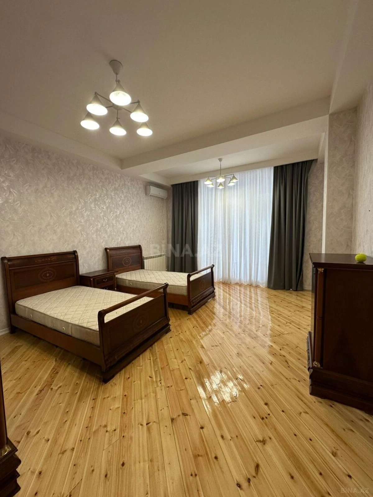 Satılır 10 otaqlı həyət evi 565 m²