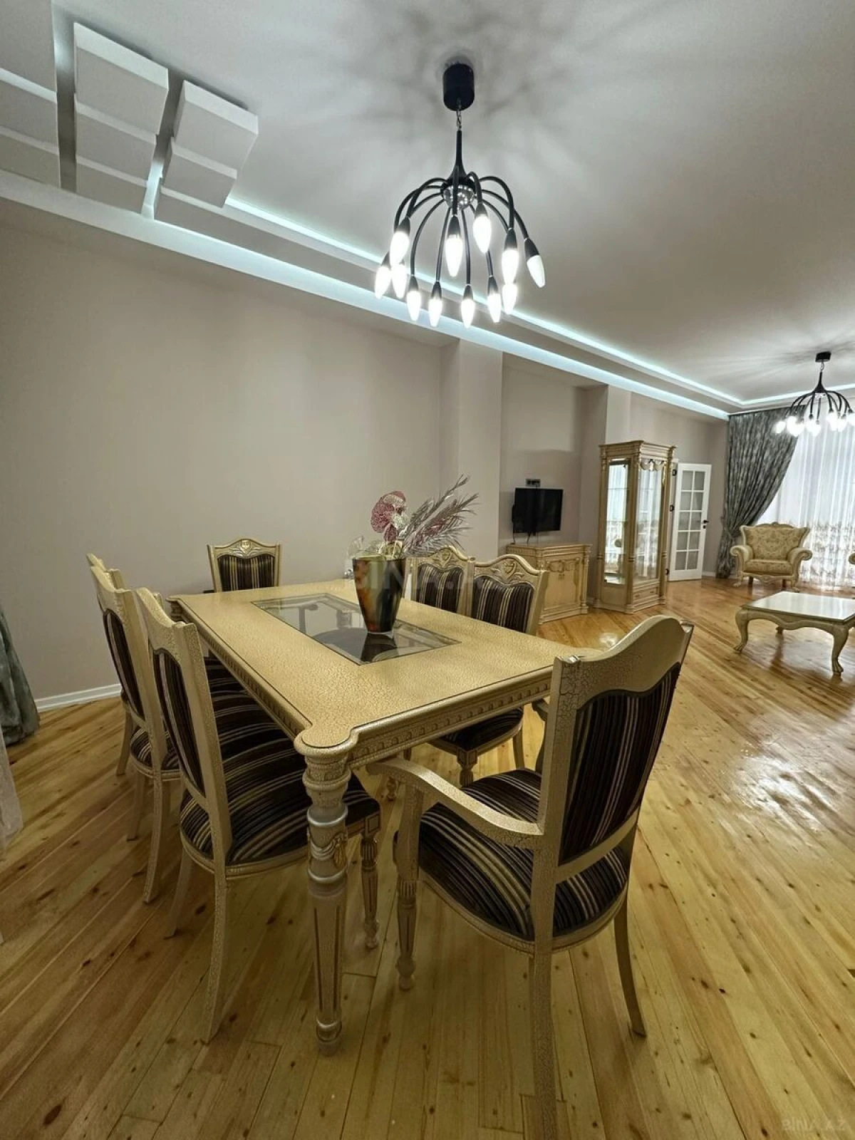 Satılır 10 otaqlı həyət evi 565 m²