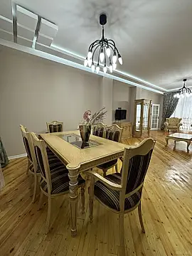 Satılır 10 otaqlı həyət evi 565 m²