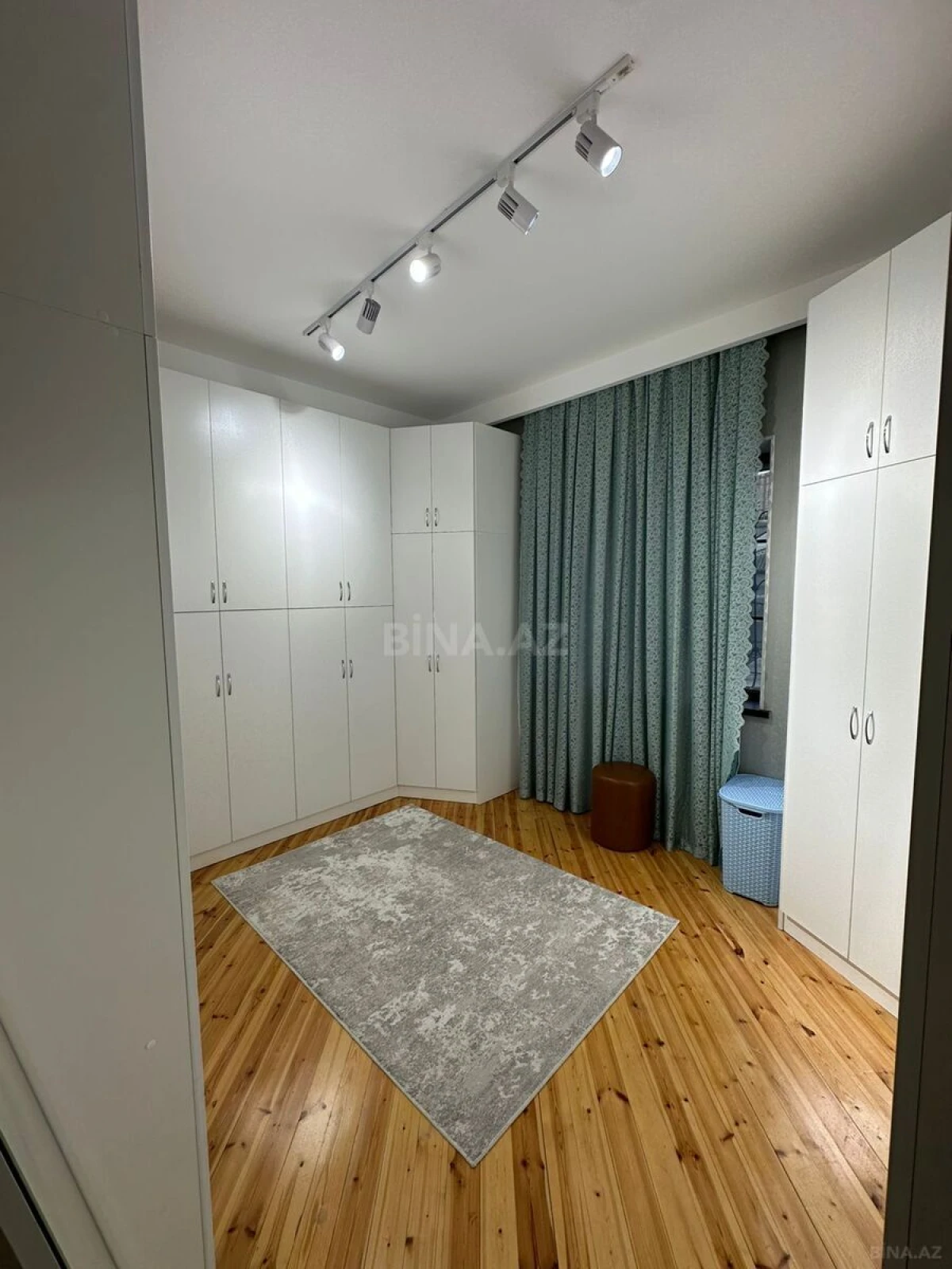 Satılır 10 otaqlı həyət evi 565 m²