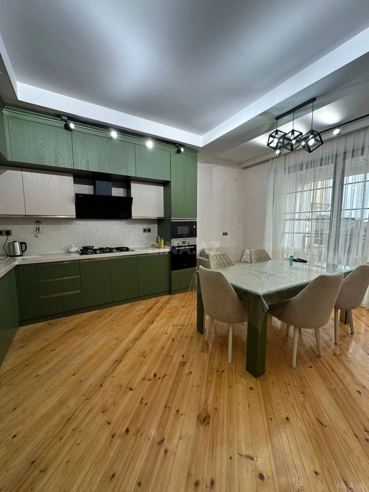 Satılır 10 otaqlı həyət evi 565 m²