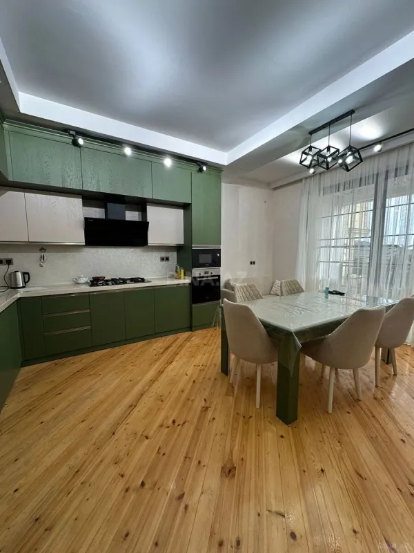 Satılır 10 otaqlı həyət evi 565 m²
