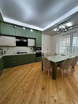 Satılır 10 otaqlı həyət evi 565 m²