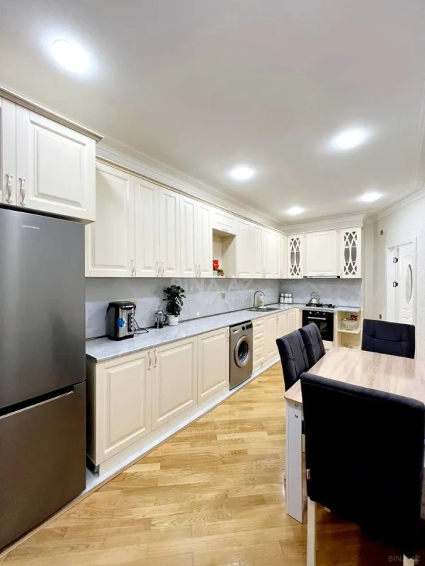 Satılır 4 otaqlı mənzil 135 m²