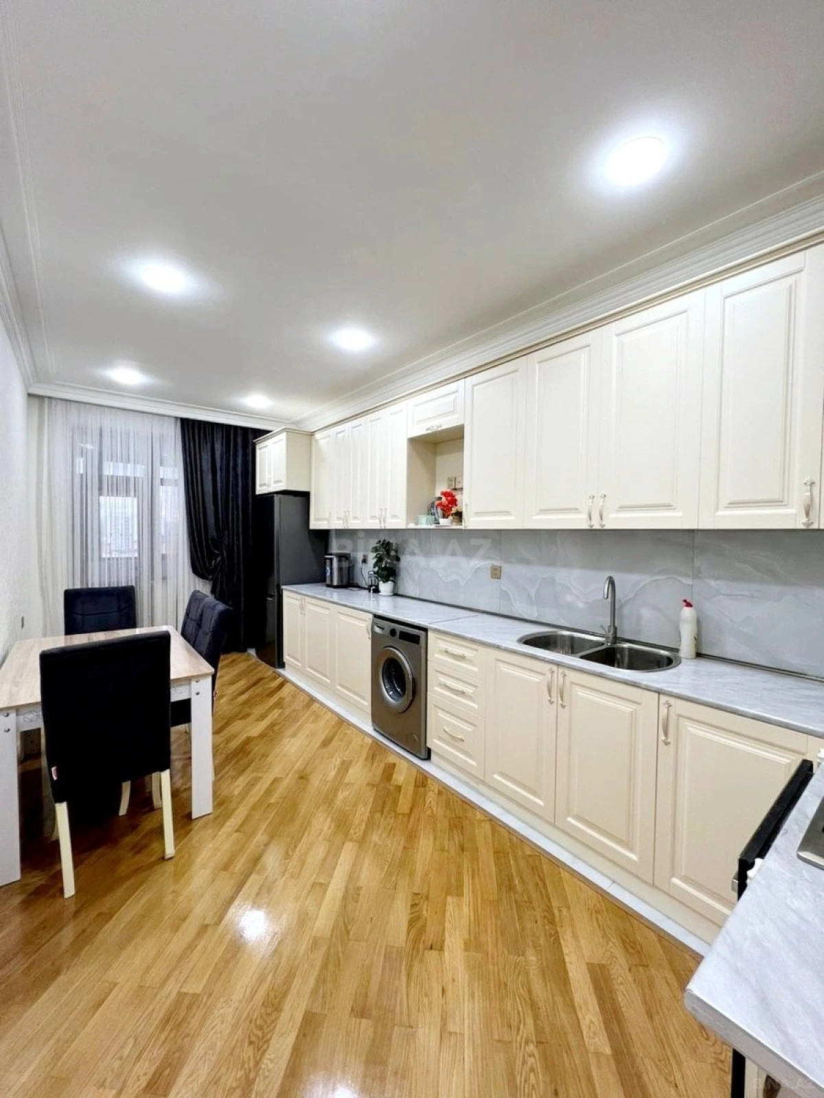 Satılır 4 otaqlı mənzil 135 m²