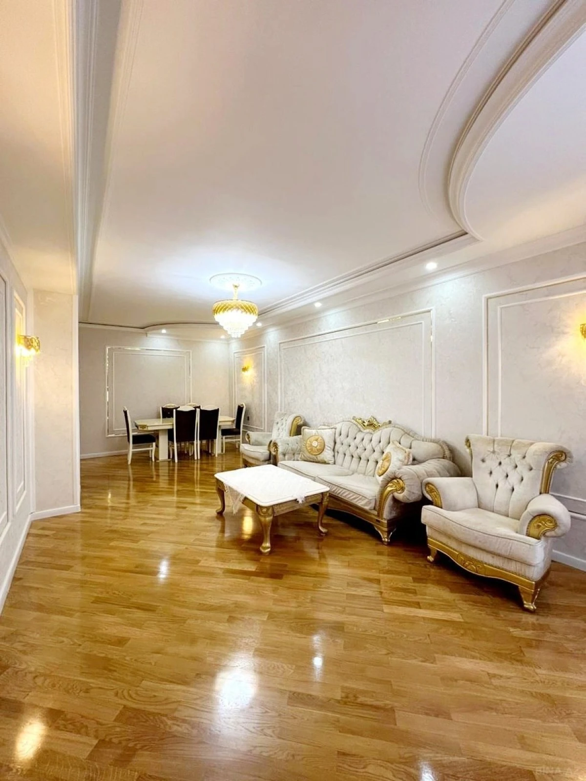 Satılır 4 otaqlı mənzil 135 m²