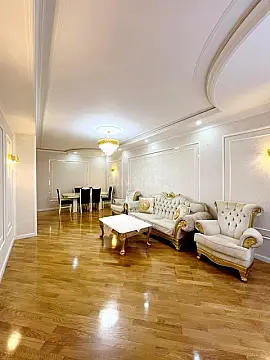 Satılır 4 otaqlı mənzil 135 m²