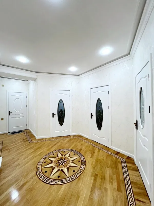 Satılır 4 otaqlı mənzil 135 m²