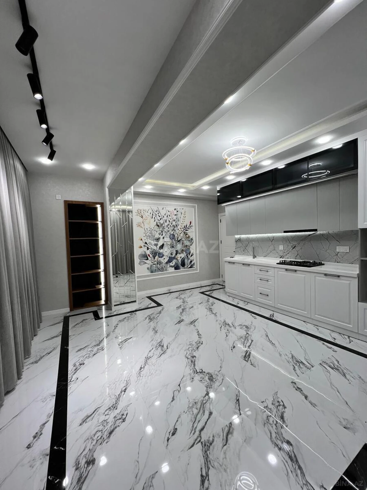 Satılır 4 otaqlı mənzil 135 m²