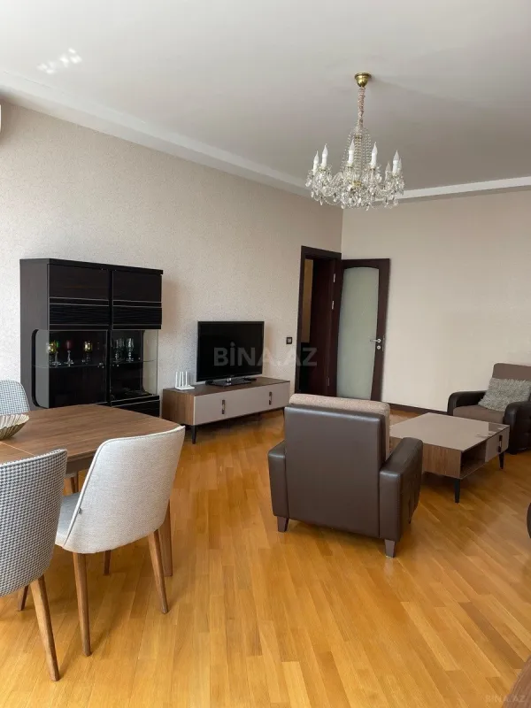 Kirayə verilir 2 otaqlı mənzil 107 m²