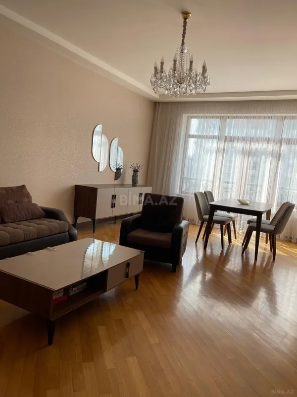 Kirayə verilir 2 otaqlı mənzil 107 m²