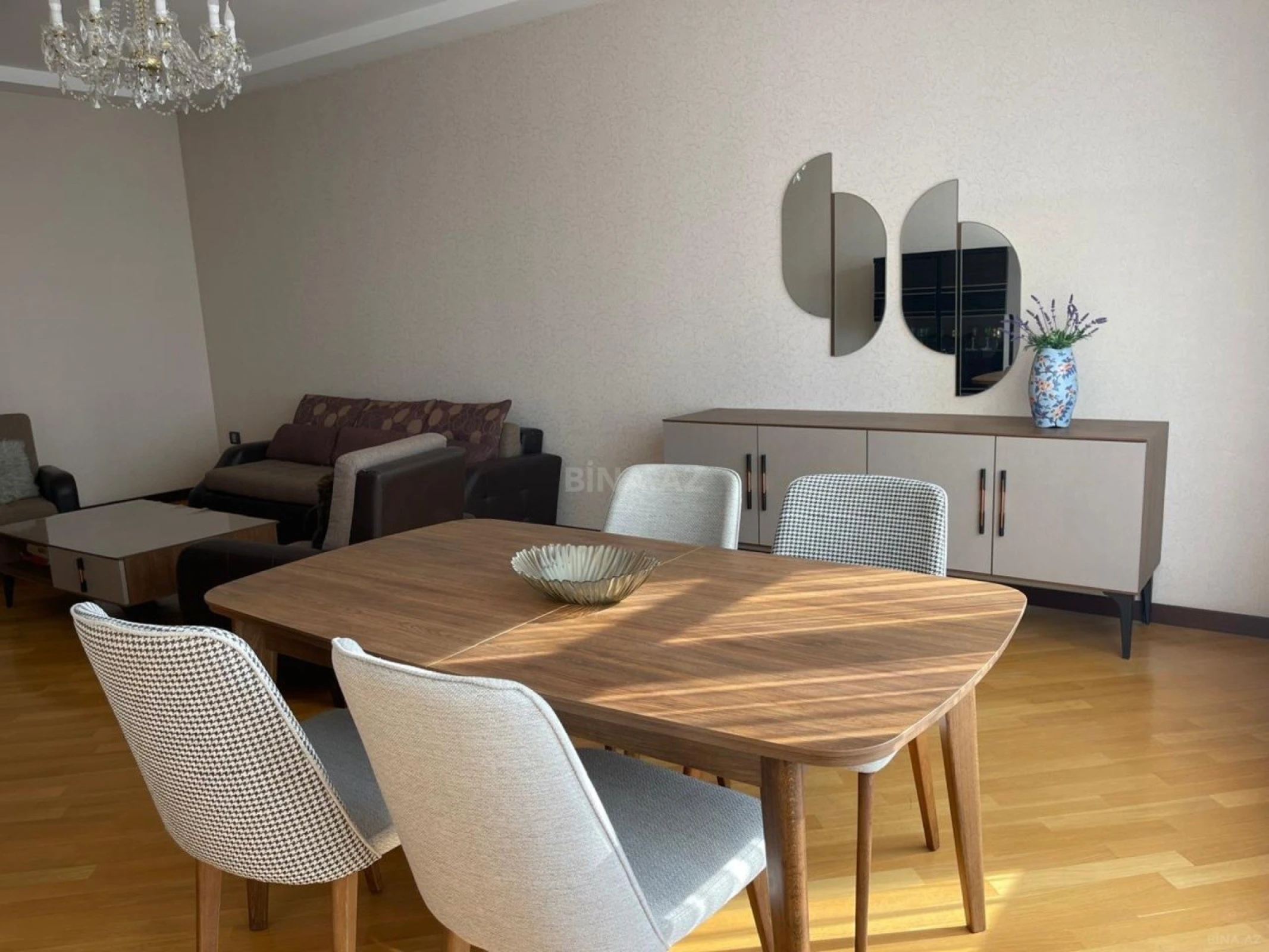 Kirayə verilir 2 otaqlı mənzil 107 m²