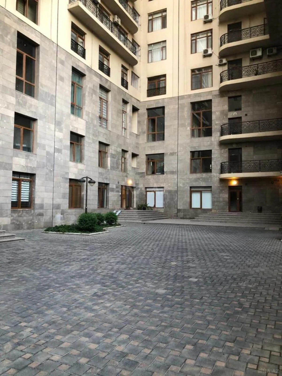 Kirayə verilir 2 otaqlı mənzil 107 m²