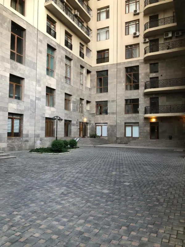 Kirayə verilir 2 otaqlı mənzil 107 m²
