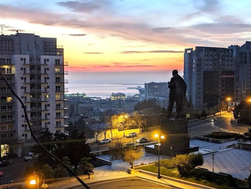 Satılır 4 otaqlı mənzil 100 m²