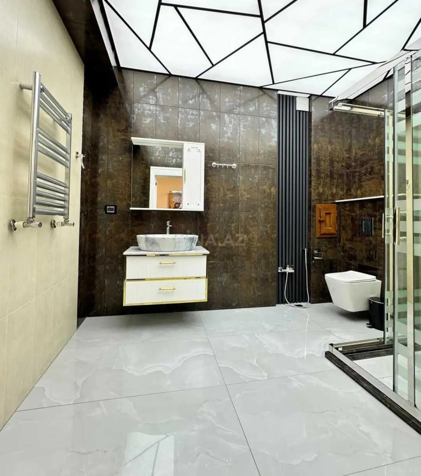 Satılır 3 otaqlı mənzil 134 m²