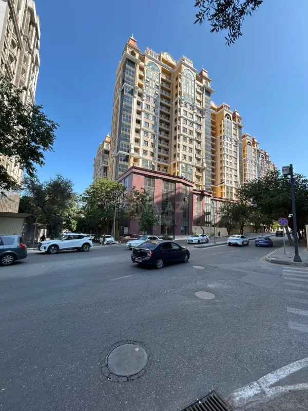 Satılır 3 otaqlı mənzil 121 m²