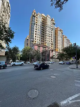 Satılır 3 otaqlı mənzil 121 m²