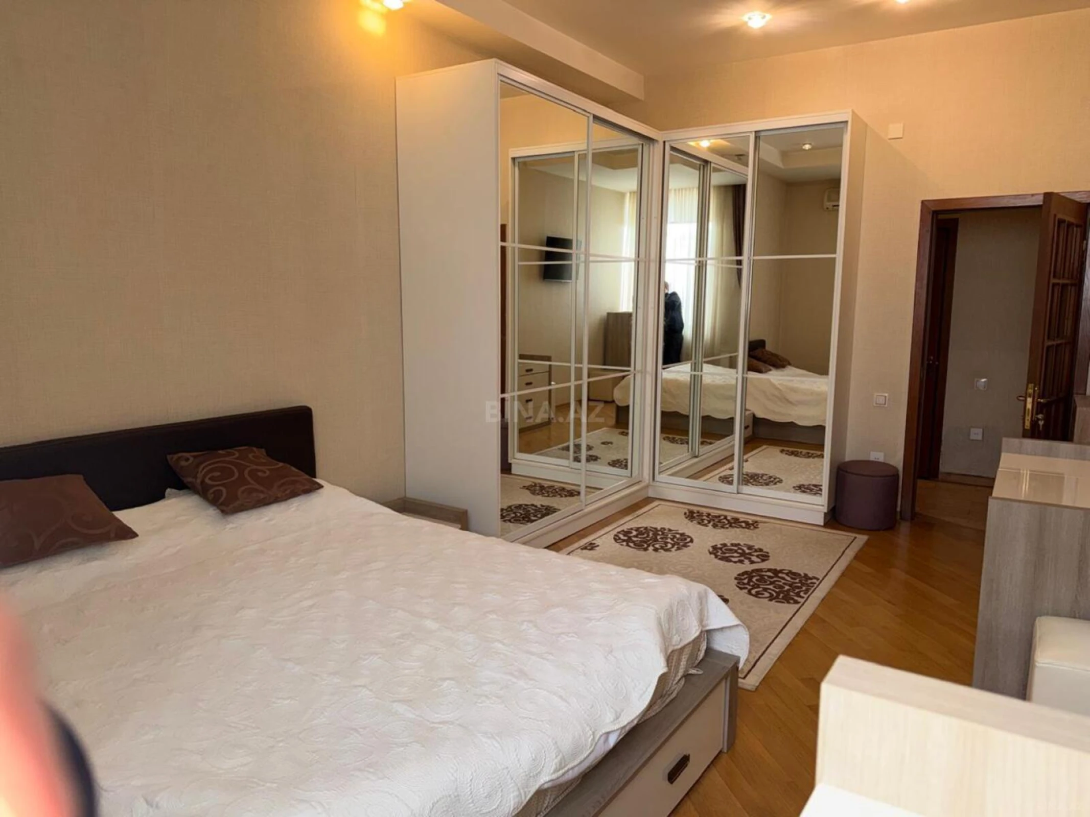 Satılır 2 otaqlı mənzil 93 m²
