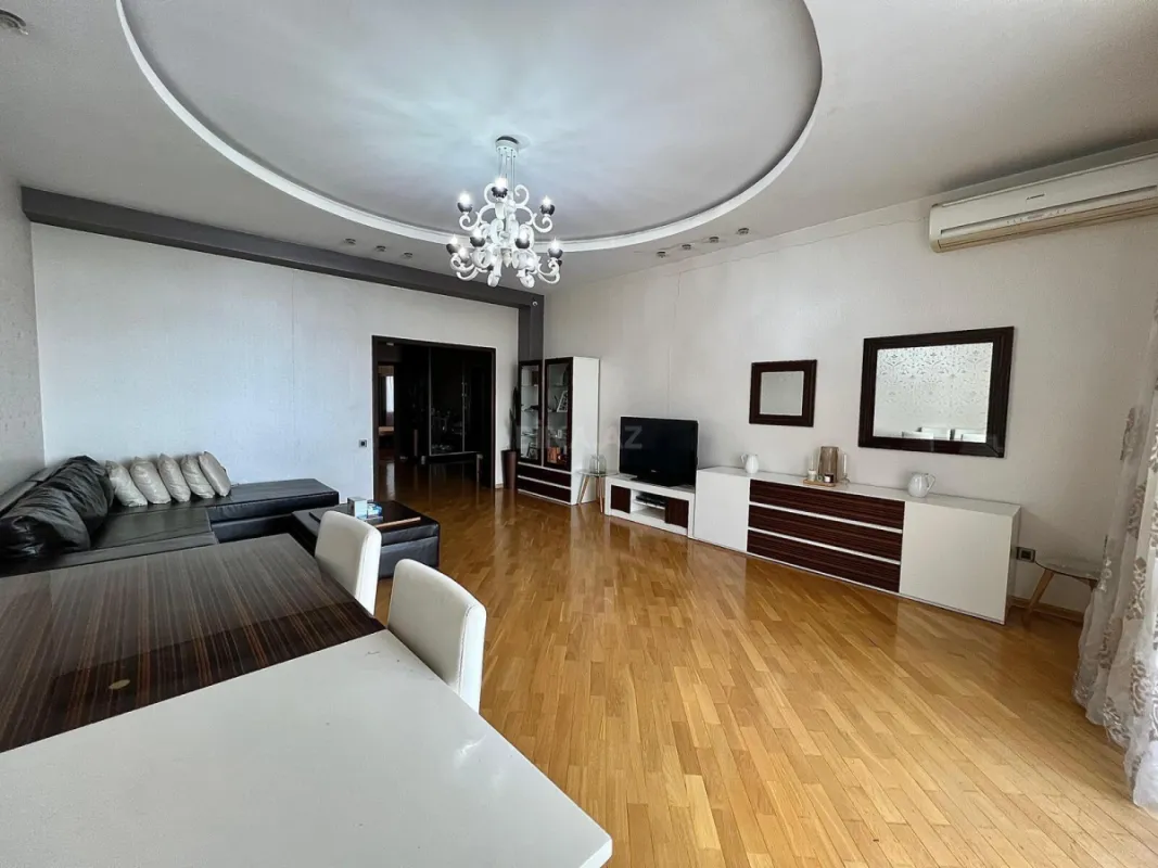 Satılır 3 otaqlı mənzil 140 m²