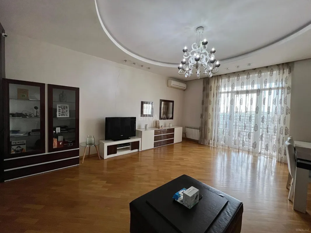 Satılır 3 otaqlı mənzil 140 m²
