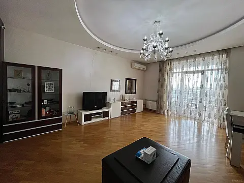 Satılır 3 otaqlı mənzil 140 m²