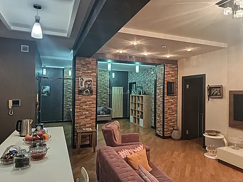 Satılır 3 otaqlı mənzil 140 m²