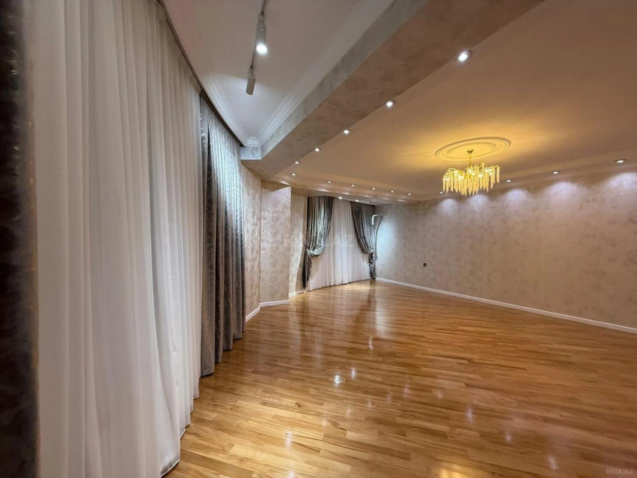 Satılır 3 otaqlı mənzil 142 m²