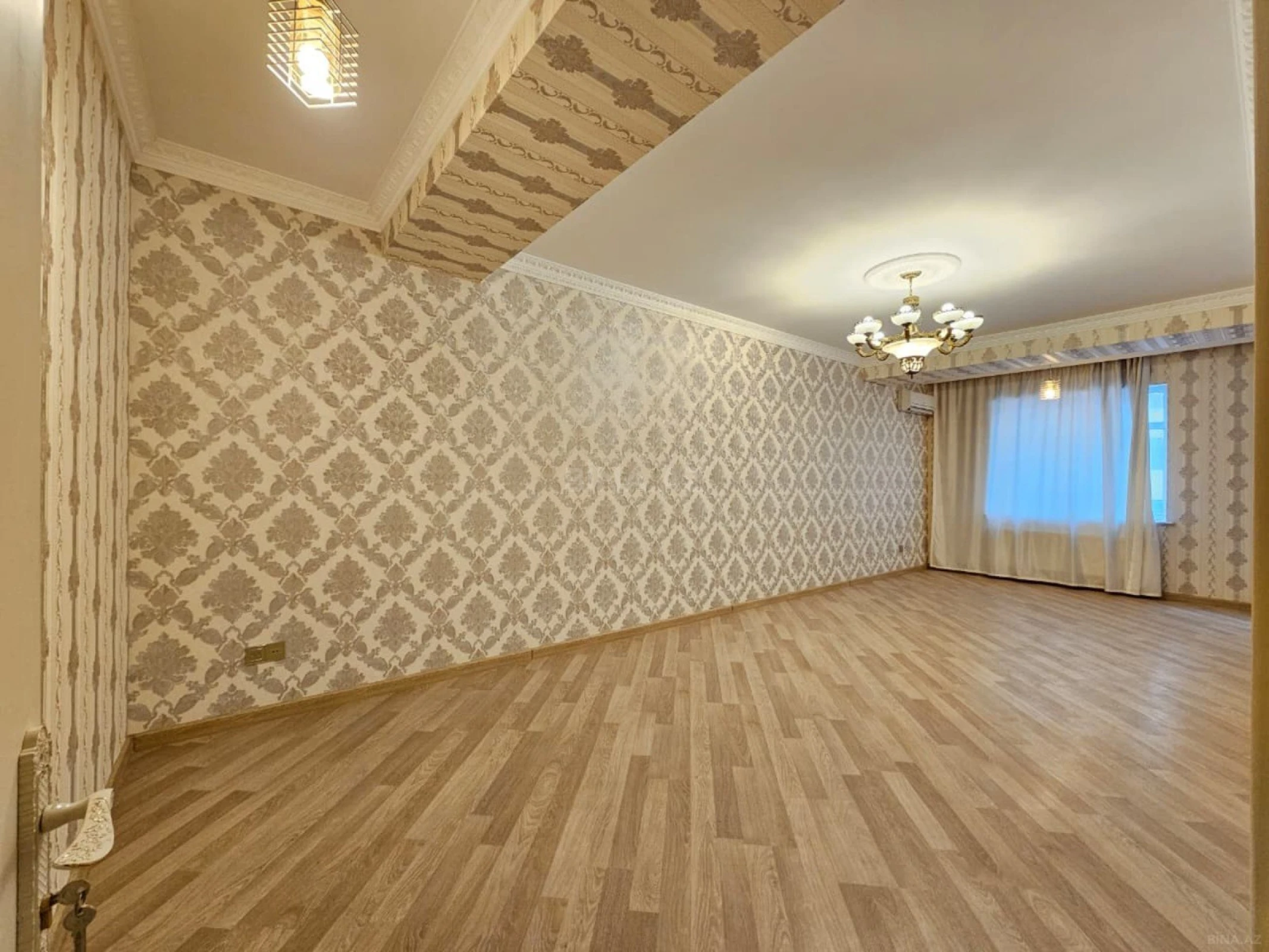 Satılır 3 otaqlı mənzil 146 m²