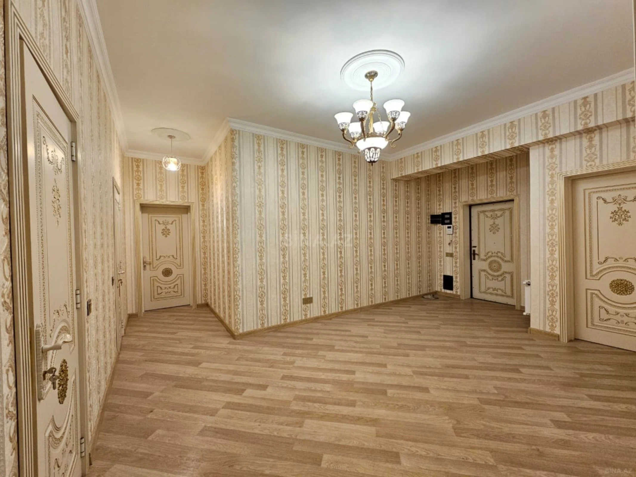 Satılır 3 otaqlı mənzil 146 m²