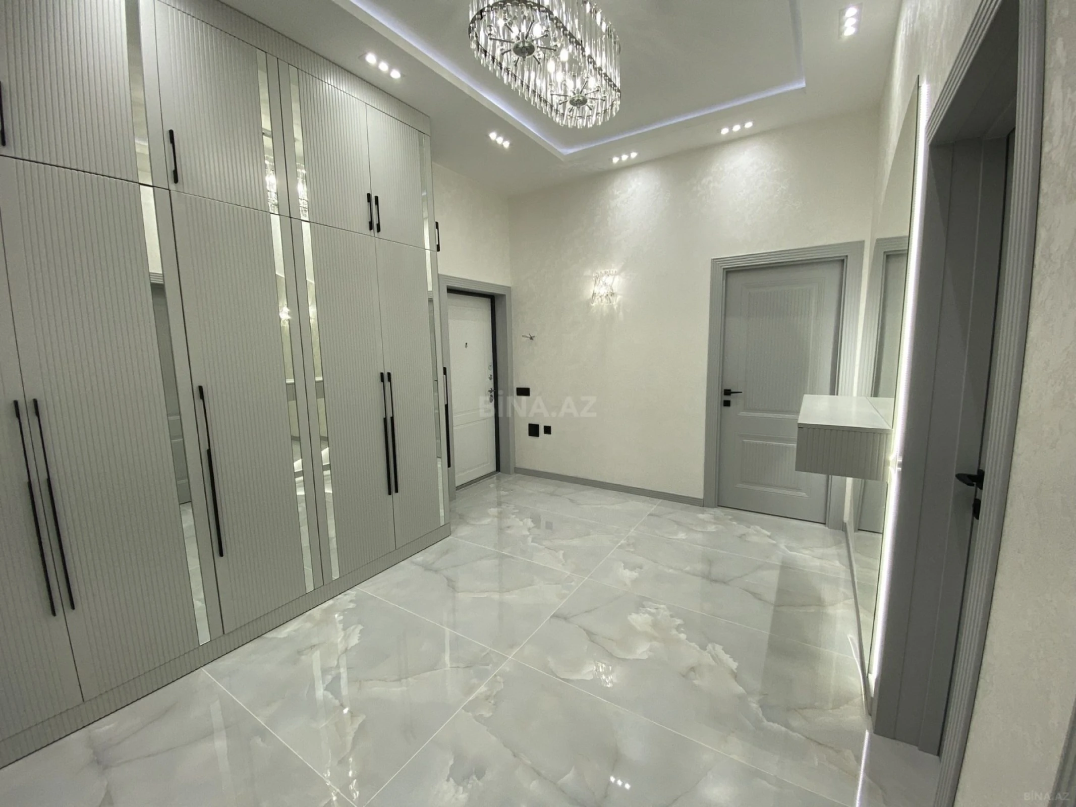 Satılır 3 otaqlı mənzil 108 m²