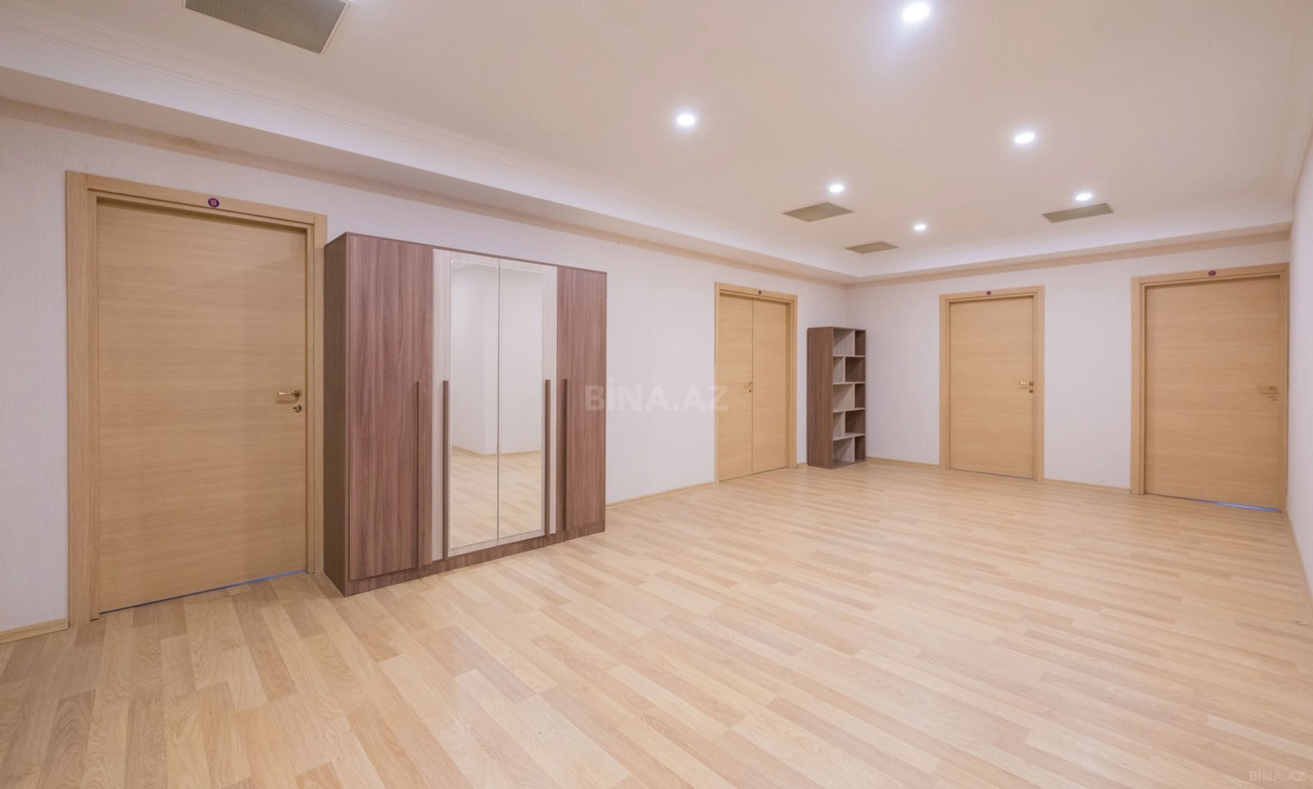 Kirayə verilir 2 otaqlı mənzil 111 m²